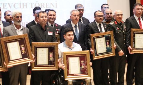 İzmir'de Şehit Yakınları ve Gazilere Ödül Töreni