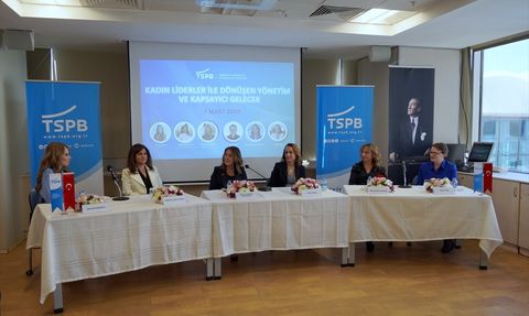 Kadın Liderler ile Dönüşen Yönetim Paneli