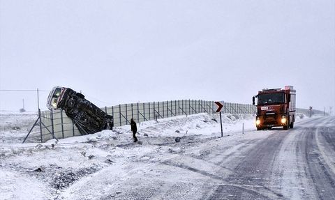 Kahramanmaraş'ta Ambulans Devrildi: Üç Sağlık Çalışanı Yaralandı