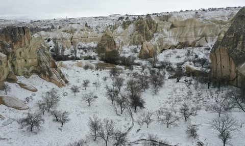 Kapadokya'daki Peribacaları Karla Bülündü