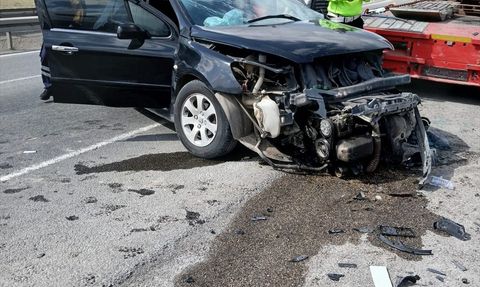 Karabük'te Park Halindeki Tıra Otomobil Çarptı