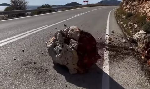 Kaş'ta Yağış Sonrası Olay: D400 Kara Yolundaki Kaya Parçaları Temizlendi