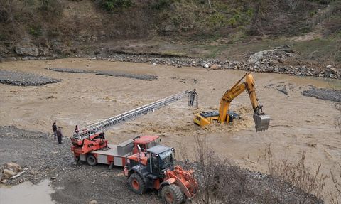 Kastamonu'da Suya Kapılan Operatör İtfaiye Ekipleri Tarafından Kurtarıldı