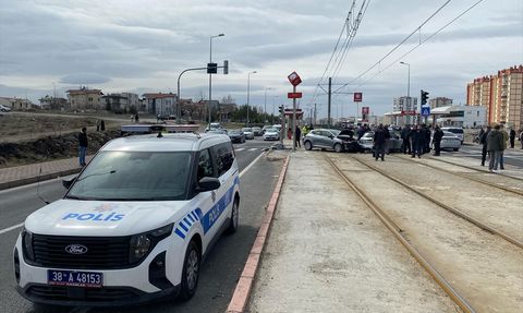Kayseri'de İki Otomobilin Çarpışması Sonucu 3 Yaralı
