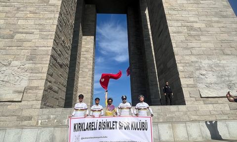 Kırklarelili Bisikletçiler Çanakkale'ye Pedal Çevirerek Şehitleri Anma Günü'nü Kutladı