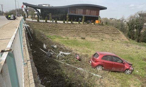 Kocaeli'de Şarampole Düşen Araçta Sürücü Yaralandı