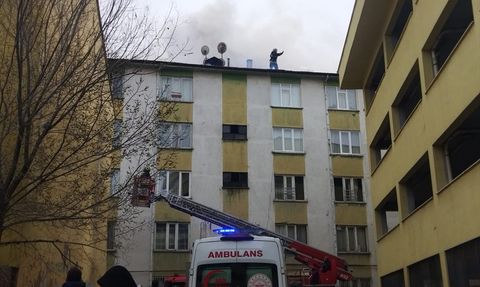 Konya'da 5 Katlı Binada Yangın Çıkıyor