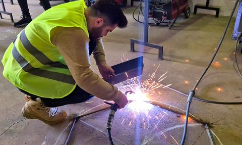 Manisa'da üniversite öğrencilerinden leyleklere yuva desteği