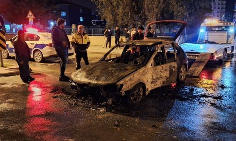 Mersin Tarsus'ta Seyir Halindeki Otomobil Yandı