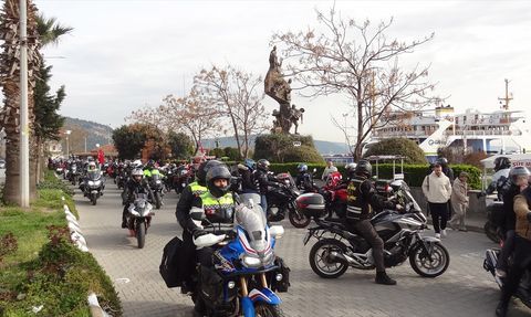 Motosiklet Tutkunları Gelibolu Yarımadası'nda Şehitlere Saygı Duruşu Gerçekleştirdi