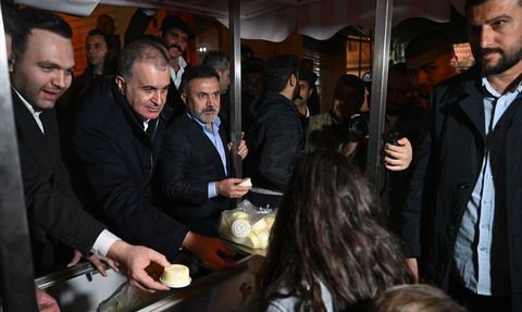 Ömer Çelik'in Adana'da Gençlik Sofrası İftarı