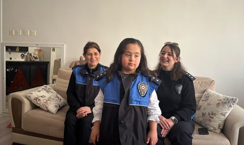 Polislerden Down Sendromlu Defne'ye Doğum Günü Sürprizi