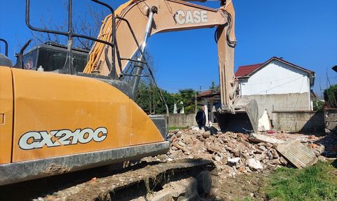 Sakarya'da Metruk Yapı Duvarı Altında Kalan Kişi Hayatını Kaybetti