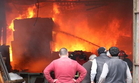 Sakarya'da Mobilyacılar Çarşısında Yangın Çıktı