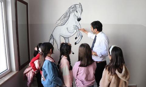 Siirt'teki İlkokul Müdürü Selami Eroğlan Sanat Galerisi Yaratıyor
