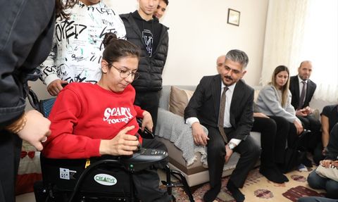 Sınıf Arkadaşlarından Yürüme Engelli Sinem'e Anlamlı Hediye