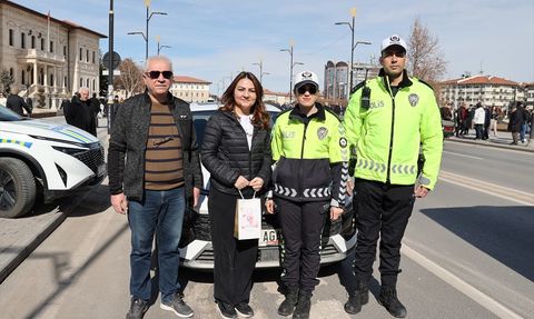 Sivas'ta Trafik Ekiplerinden Kadın Sürücülere Jest