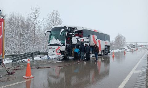 Sivas'ta Yolcu Otobüsleri Çarpıştı: 6 Yaralı
