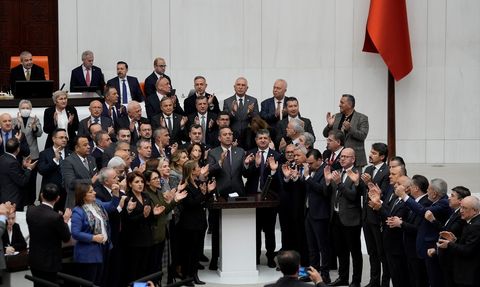 TBMM Genel Kurulu CHP Milletvekillerinin Kürsü İşgali Nedeniyle Kapandı