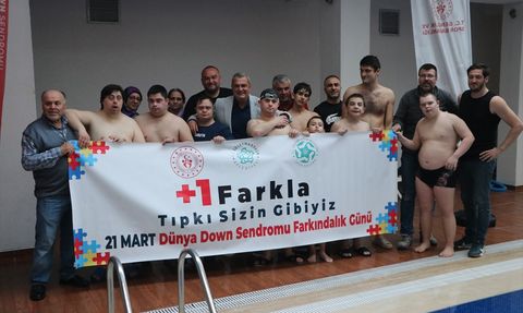Tekirdağ'da Down Sendromlu Çocuklardan Yüzme Yarışması