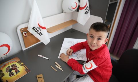 Türk Kızılay'dan Minik Gönüllüye Sürpriz Hediye