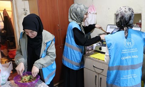 Üniversiteli Gençler Yaşlılara Ramazanda İftar Sofrası Hazırlıyor