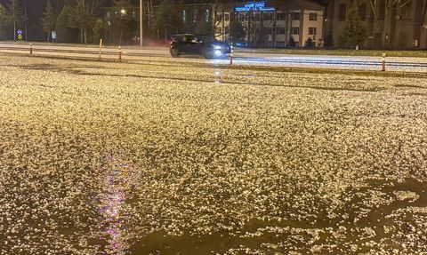 Uşak'ta Etkili Dolu Yağışı Hayatı Olumsuz Etkiledi