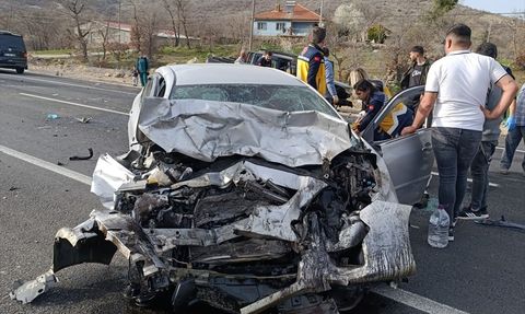 Uşak'ta Trafik Kazası: 1 Ölüm, 2 Yaralı