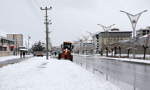 Van ve Bitlis'te Olumsuz Hava Koşulları Ulaşımı Etkiliyor