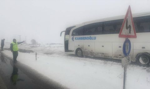 Yozgat'ta Kara Saplanan Yolcu Otobüsü Kurtarıldı