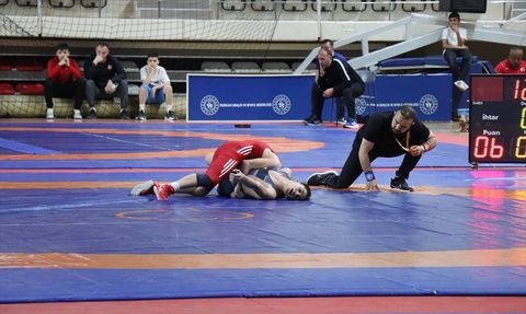 15 Yaş Altı Türkiye Güreş Grup Müsabakaları Erzincan'da