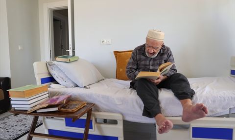 88 Yaşındaki Kasım Dede'nin Okuma Tutkusu Ailesine Örnek Oluyor