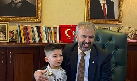 Adana'da 23 Nisan Coşkusu: Öğrenci Hediyelerle Ödüllendirildi