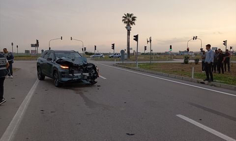 Adana'da Ciple Motosiklet Çarpıştı: 2 Ağır Yaralı