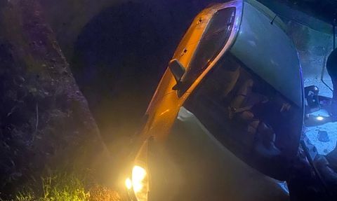 Adana'da Şarampole Devrilen Araçta İki Yaralı