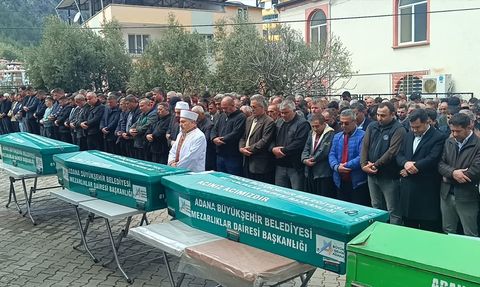 Adana'daki Trafik Kazasında 5 Kişilik Aile Hayatını Kaybetti