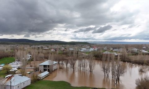 Ağrı'da Sağanak Sel  Oluşturdu: Badişan Deresi Taştı