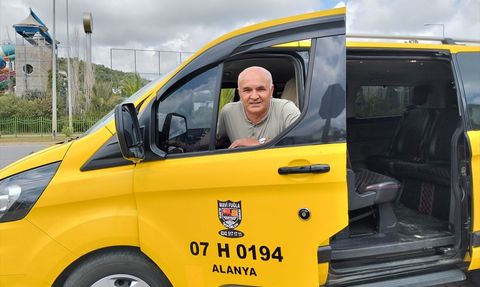 Alanya'da Taksi Şoföründen Örnek Davranış