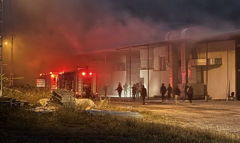 Alanya'daki Mobilya Atölyesinde Yangın: Hasar Oluştu