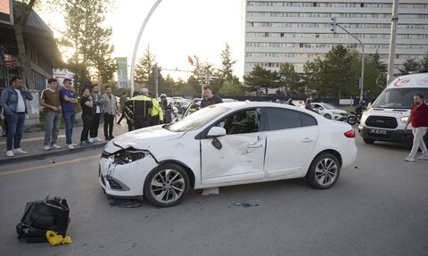 Ankara'da Motosiklet ve Otomobil Çarpıştı: İki Yaralı