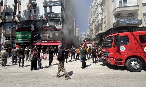 Antalya'da İş Hanında Restoran Yangını Kontrol Altına Alındı