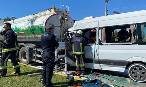 Antalya'da Tur Minibüsü Kazası: 6 Yaralı