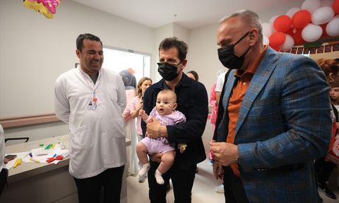 Antalyaspor'un Futbolcuları Hastanedeki Çocukları Ziyaret Etti