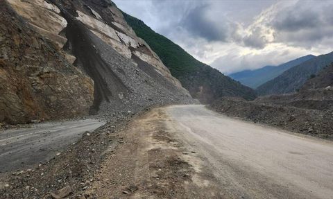Artvin-Ardahan Kara Yolu Heyelan Nedeniyle Yeniden Kapandı