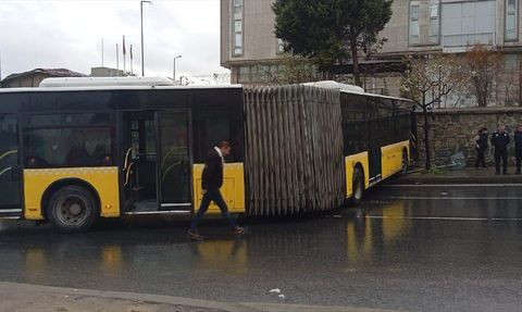Başakşehir'de İETT Otobüsü Duvara Çarptı: 5 Yaralı