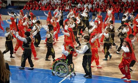 Bedensel Engelli Öğrenci Selenay'ın Özel Bayram Gösterisi