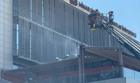 Beşiktaş'taki Kafede Yangın Kontrol Altına Alındı