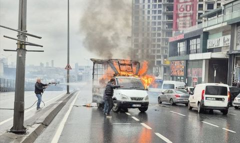Beylikdüzü'nde Kamyonet Yangını