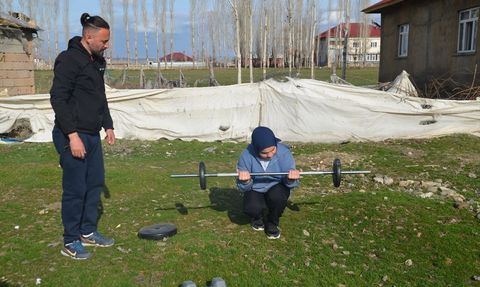Bilek Güreşi Şampiyonu Zeliha Güven, Günde 600 Şınav Çekiyor