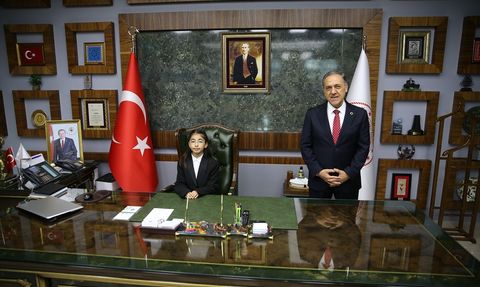 Bingöl'de 23 Nisan Coşkusu: Vali ve Belediye Başkanı Çocuklara Koltuklarını Devretti